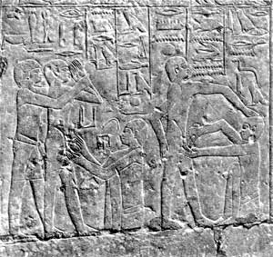 Circuncisión de un judío egipcio en un relieve de Saqqara